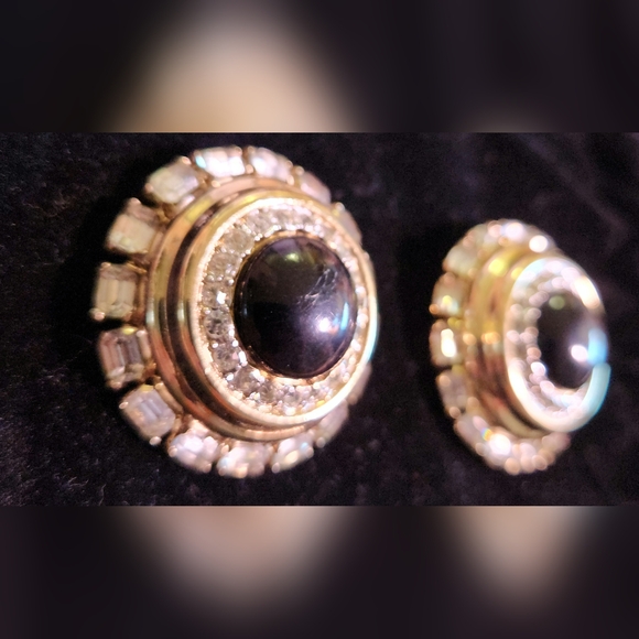 Valentino Garavani 🇨🇮 Italian VTG Black Cabachon Gold Plated Clip-on Earrings - Picture 9 of 10